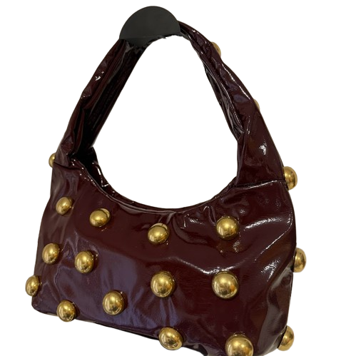 Bolso Hombro Efecto Charol con Tachuelas Doradas · Estilo Glam Rock
