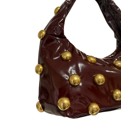 Bolso Hombro Efecto Charol con Tachuelas Doradas · Estilo Glam Rock