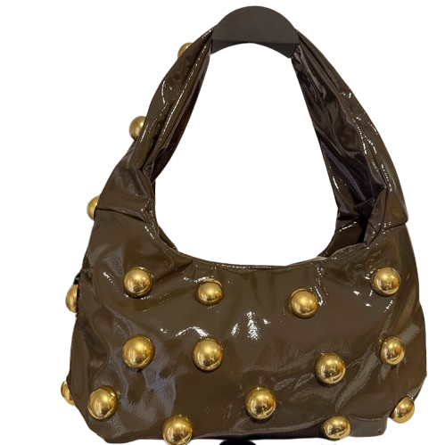 Bolso Hombro Efecto Charol con Tachuelas Doradas · Estilo Glam Rock