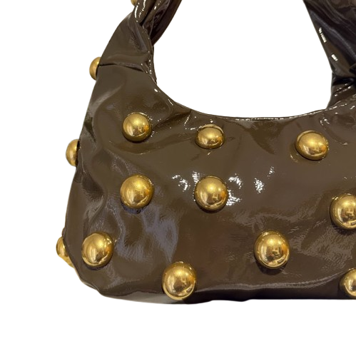 Bolso Hombro Efecto Charol con Tachuelas Doradas · Estilo Glam Rock