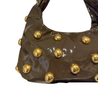 Bolso Hombro Efecto Charol con Tachuelas Doradas · Estilo Glam Rock