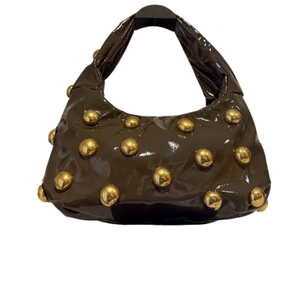 Bolso Hombro Efecto Charol con Tachuelas Doradas · Estilo Glam Rock