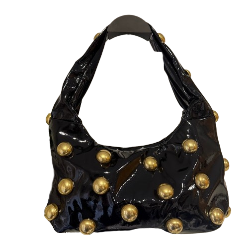 Bolso Hombro Efecto Charol con Tachuelas Doradas · Estilo Glam Rock