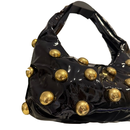 Bolso Hombro Efecto Charol con Tachuelas Doradas · Estilo Glam Rock