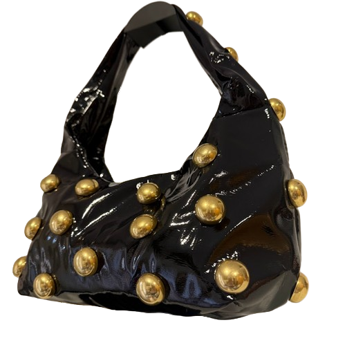 Bolso Hombro Efecto Charol con Tachuelas Doradas · Estilo Glam Rock