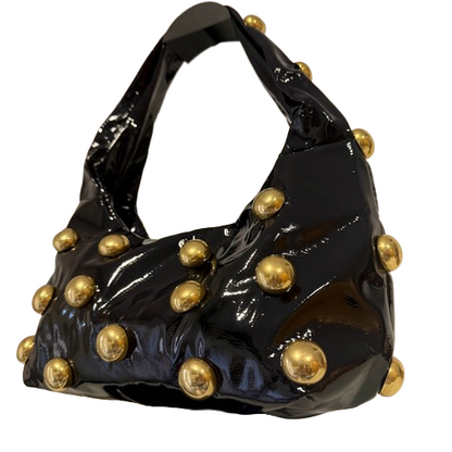 Bolso Hombro Efecto Charol con Tachuelas Doradas · Estilo Glam Rock