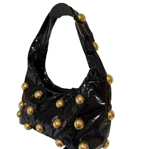 Bolso Hombro Efecto Charol con Tachuelas Doradas · Estilo Glam Rock