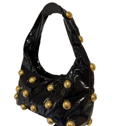 Bolso Hombro Efecto Charol con Tachuelas Doradas · Estilo Glam Rock