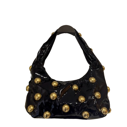 Bolso Hombro Efecto Charol con Tachuelas Doradas · Estilo Glam Rock