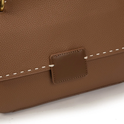 Bolso bandolera elegante con pespuntes y cierre moderno.