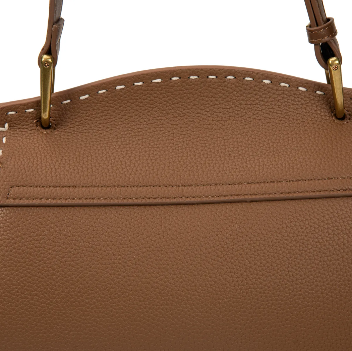 Bolso bandolera elegante con pespuntes y cierre moderno.