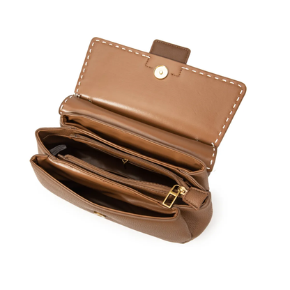 Bolso bandolera elegante con pespuntes y cierre moderno.