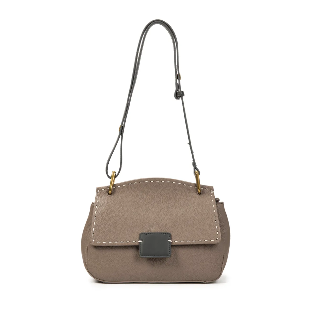 Bolso bandolera elegante con pespuntes y cierre moderno.