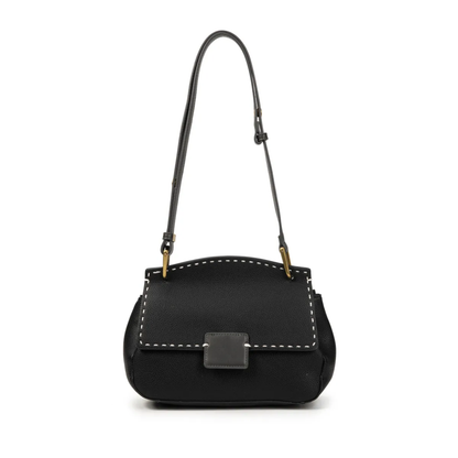 Bolso bandolera elegante con pespuntes y cierre moderno.