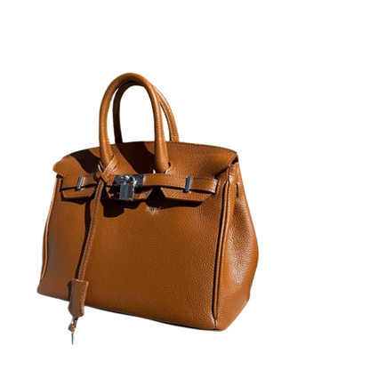 Bolso de piel de mano y cierre metálico.