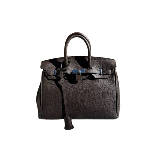 Bolso de piel de mano y cierre metálico.