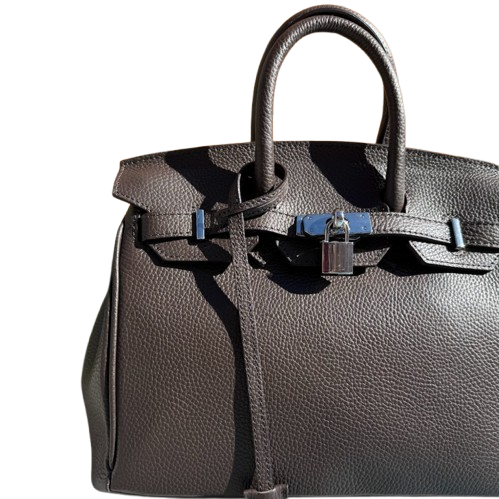 Bolso de piel de mano y cierre metálico.