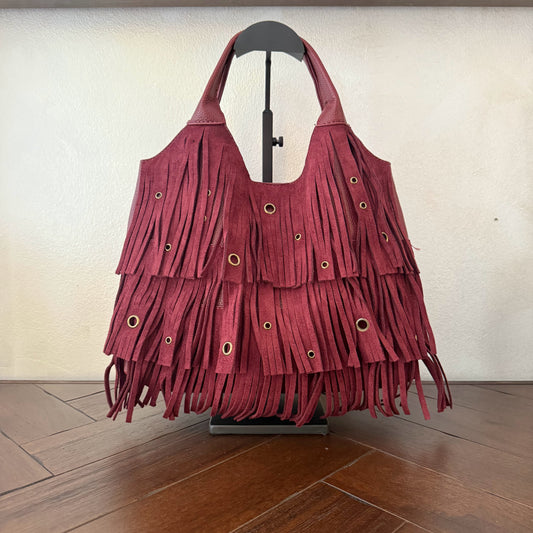 Bolso de mano con asa larga de flecos y aros metálicos
