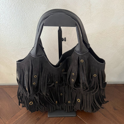 Bolso de mano con asa larga de flecos y aros metálicos
