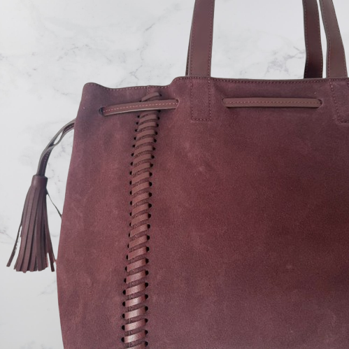 Bolso shopper burdeos tipo ante con trenzado lateral y borlas — Grande, elegante y súper práctico