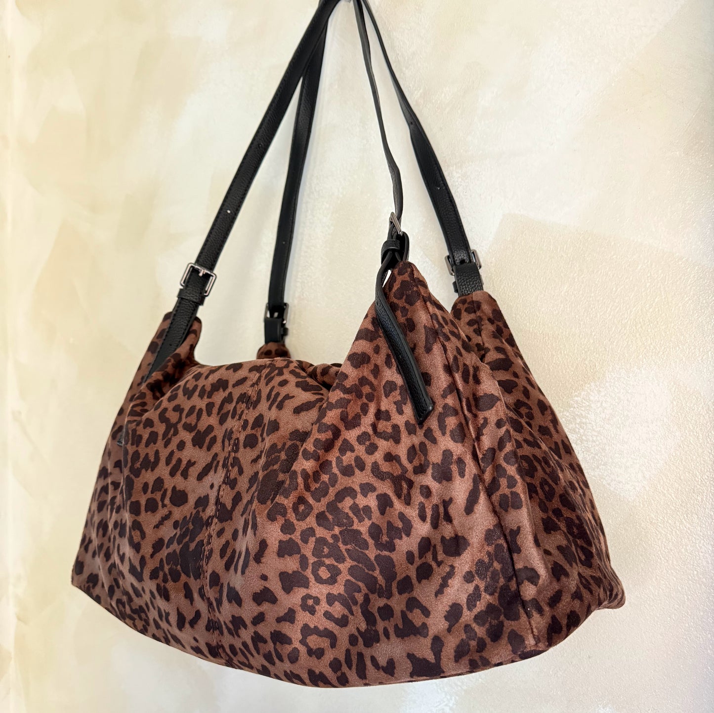 Bolso Animal Print Marrón con dos asas graduables.