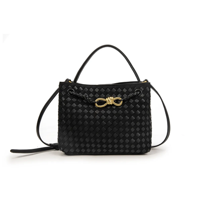 Bolso trenzado de ecopiel con asa de mano y larga, lazo metálico dorado