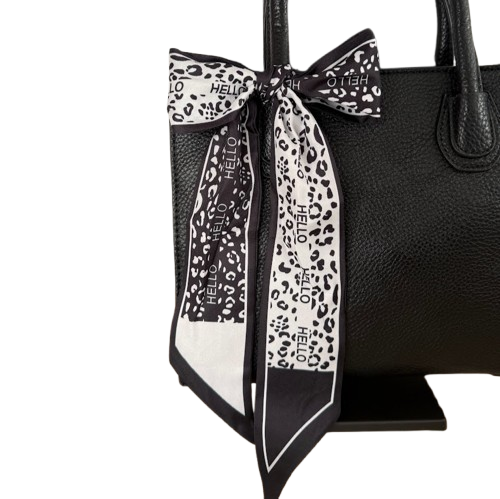 Bolso negro elegante con pañuelo decorativo y asa larga extraíble