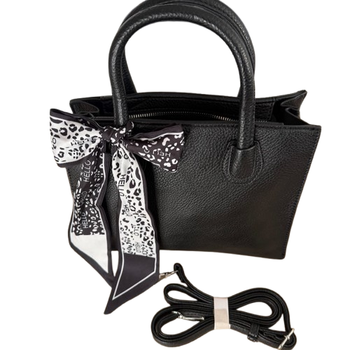 Bolso negro elegante con pañuelo decorativo y asa larga extraíble