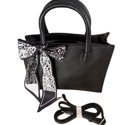 Bolso negro elegante con pañuelo decorativo y asa larga extraíble