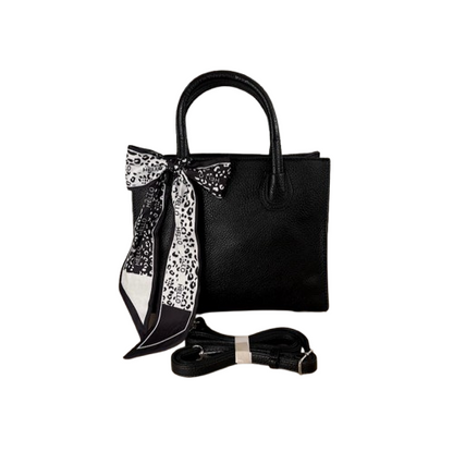 Bolso negro elegante con pañuelo decorativo y asa larga extraíble