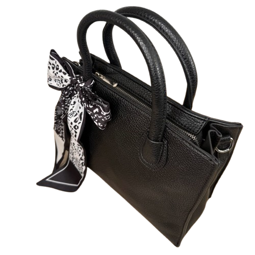 Bolso negro elegante con pañuelo decorativo y asa larga extraíble