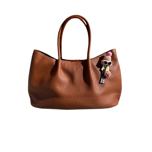 Bolso shopper con charm divertido y asa bandolera.