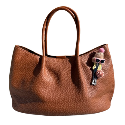 Bolso shopper con charm divertido y asa bandolera.