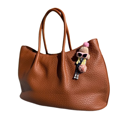 Bolso shopper con charm divertido y asa bandolera.