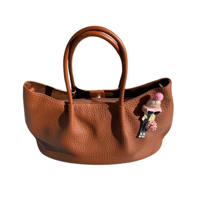 Bolso shopper con charm divertido y asa bandolera.