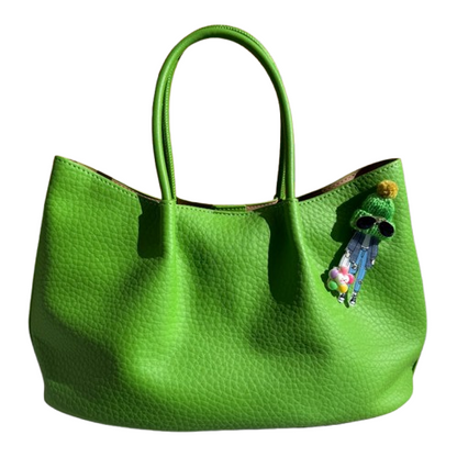 Bolso shopper con charm divertido y asa bandolera.