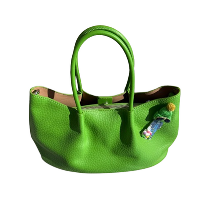 Bolso shopper con charm divertido y asa bandolera.