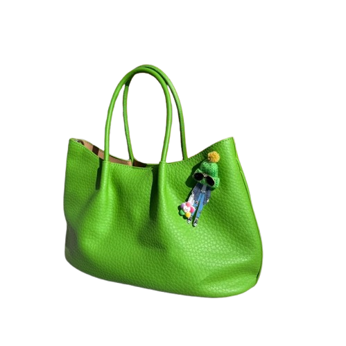 Bolso shopper con charm divertido y asa bandolera.