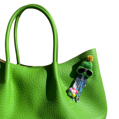 Bolso shopper con charm divertido y asa bandolera.