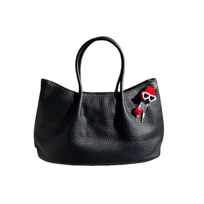 Bolso shopper con charm divertido y asa bandolera.