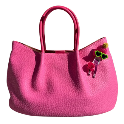 Bolso shopper con charm divertido y asa bandolera.