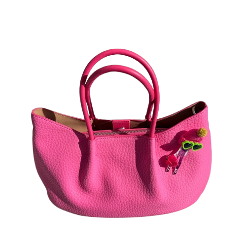 Bolso shopper con charm divertido y asa bandolera.