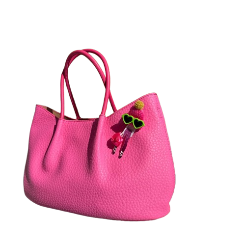 Bolso shopper con charm divertido y asa bandolera.