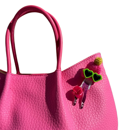 Bolso shopper con charm divertido y asa bandolera.