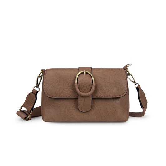 Bolso Bandolera con solapa y hebilla dorada decorativa.