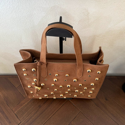 Bolso shopper con tachuelas metálicas con asa de mano y larga para colgar.