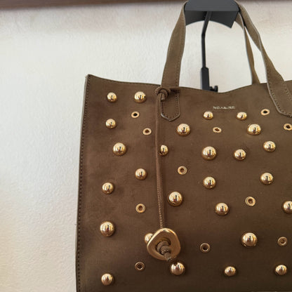 Bolso shopper con tachuelas metálicas con asa de mano y larga para colgar.