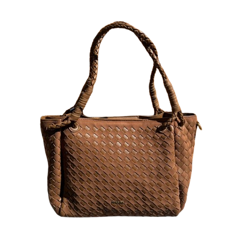 Bolso trenzado elegante con asas dobles y bandolera.