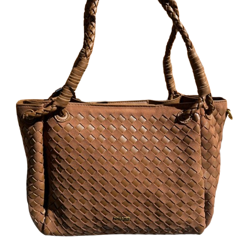 Bolso trenzado elegante con asas dobles y bandolera.
