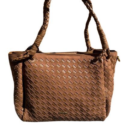Bolso trenzado elegante con asas dobles y bandolera.